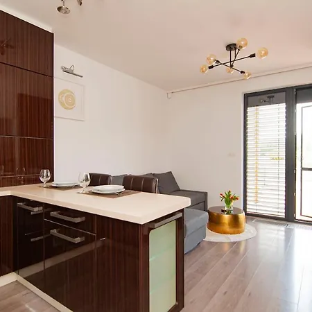 Modern & Comfy With Easy Access To Center 公寓