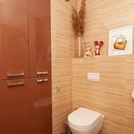 Modern & Comfy With Easy Access To Center *
