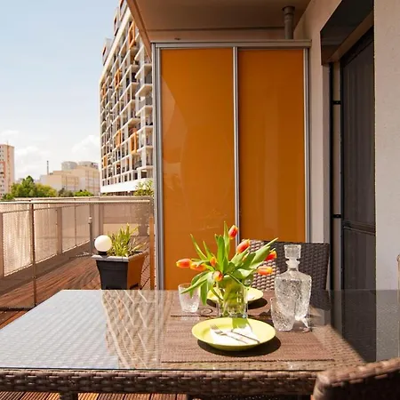 Modern & Comfy With Easy Access To Center 公寓